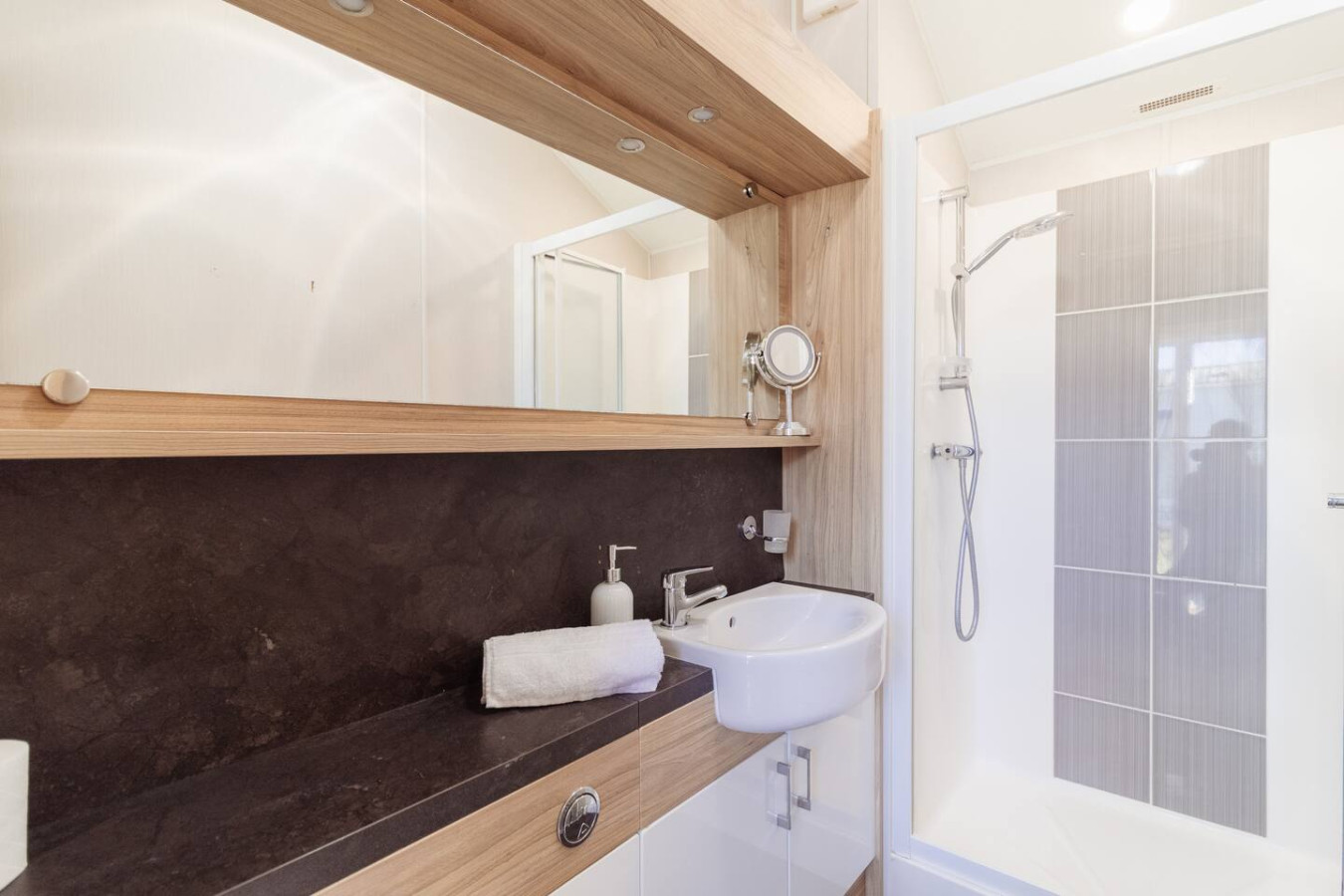 Stunning Sea View Lodge | Pool + Long Stays & Pets in Ashcroft Leisure Park 10 Millionaires Row - Property image 18 - VivreStays