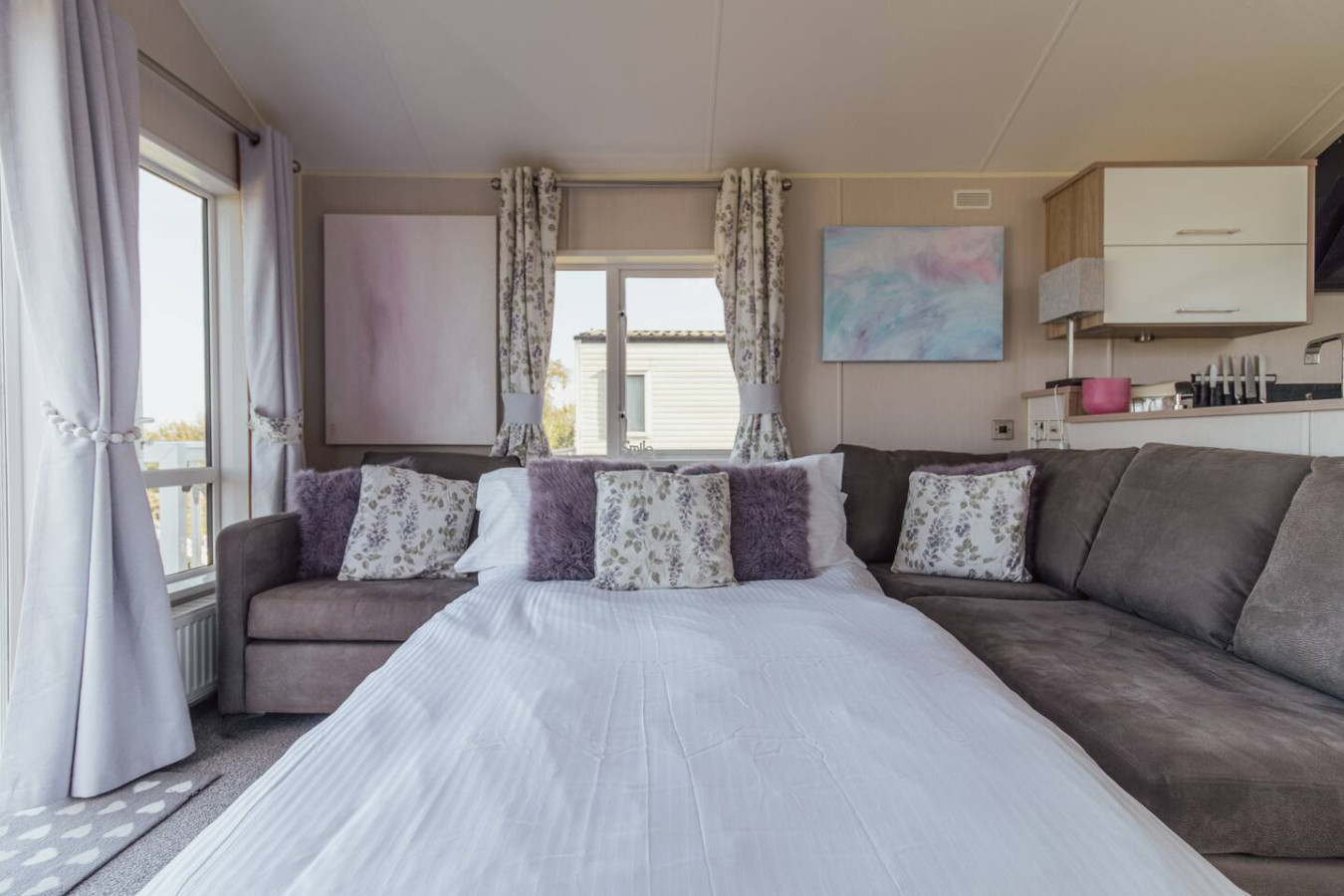 Stunning Sea View Lodge | Pool + Long Stays & Pets in Ashcroft Leisure Park 10 Millionaires Row - Property image 12 - VivreStays
