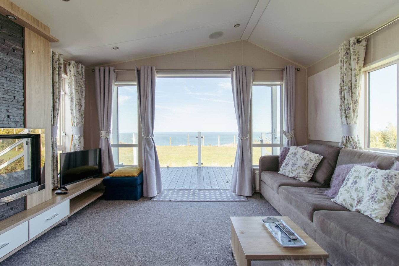 Stunning Sea View Lodge | Pool + Long Stays & Pets in Ashcroft Leisure Park 10 Millionaires Row - Property image 23 - VivreStays