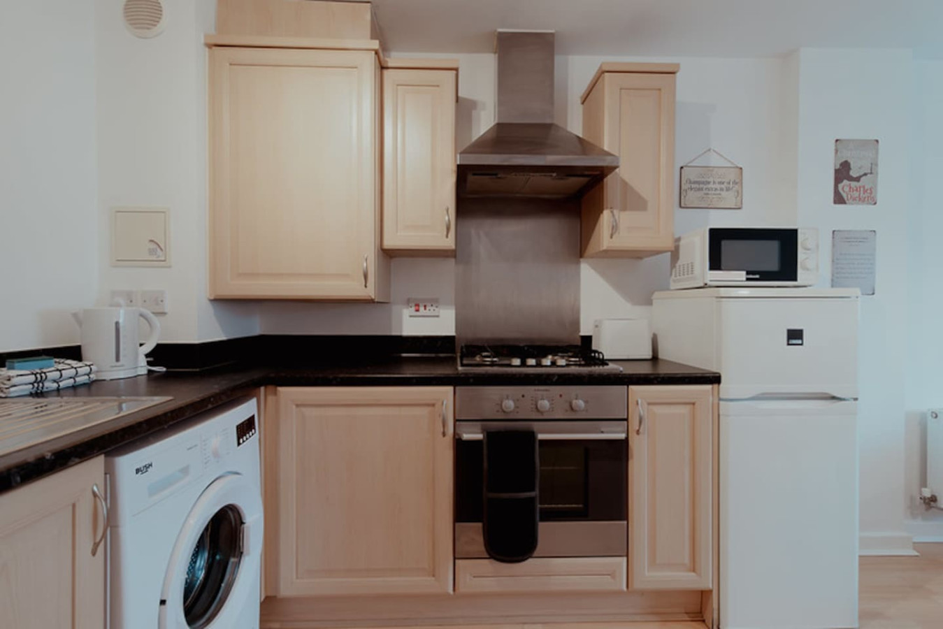 Stylish Flat | Nr High St | Parking | Pet Friendly in Lyon Court, High Street 56 - Property image 16 - VivreStays