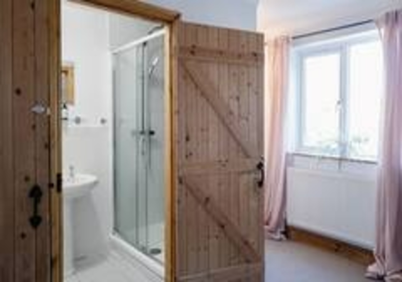 Pet-Friendly Kent Stay | Families & Contractors in 438 New Hythe Lane - Property image 12 - VivreStays