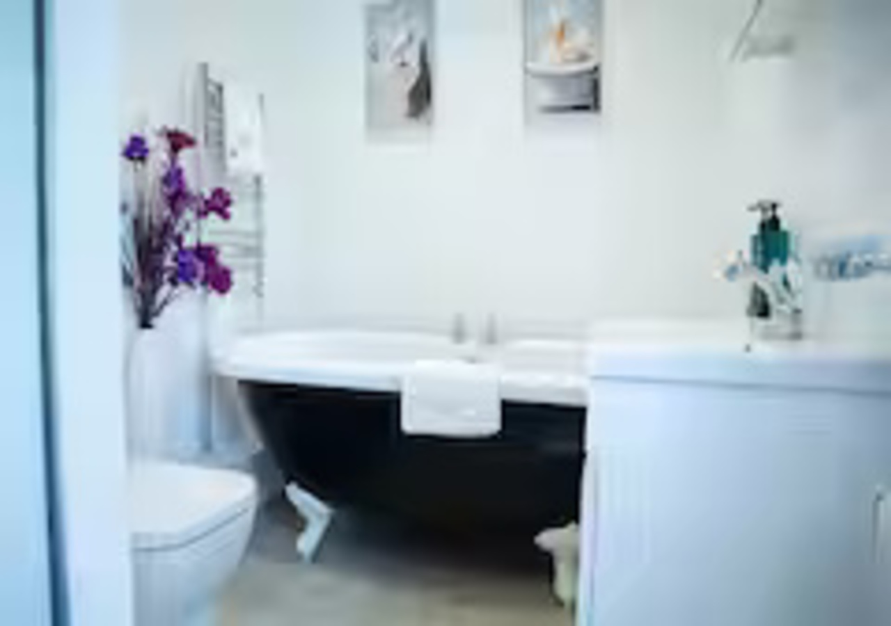 Pet-Friendly Kent Stay | Families & Contractors in 438 New Hythe Lane - Property image 32 - VivreStays