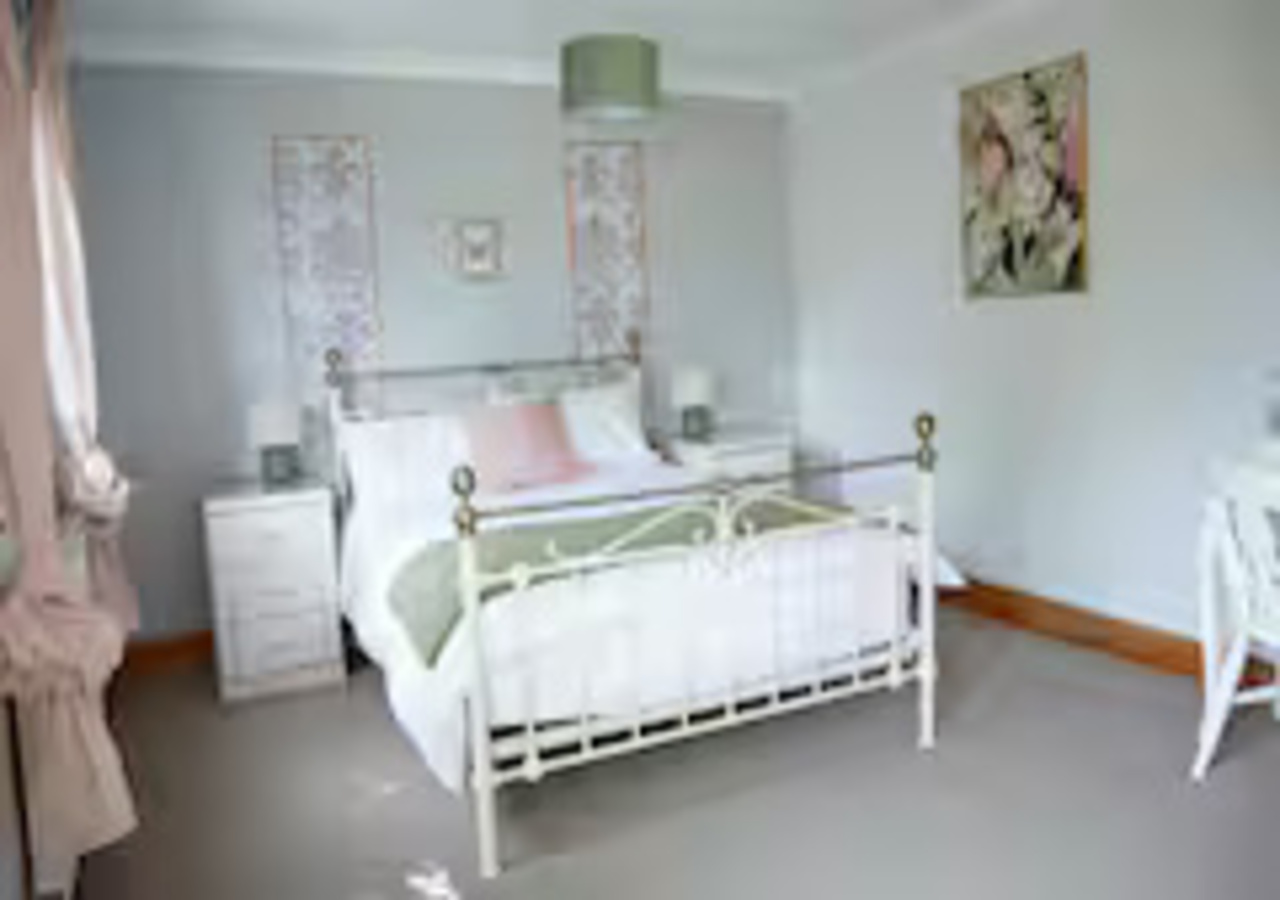 Pet-Friendly Kent Stay | Families & Contractors in 438 New Hythe Lane - Property image 11 - VivreStays