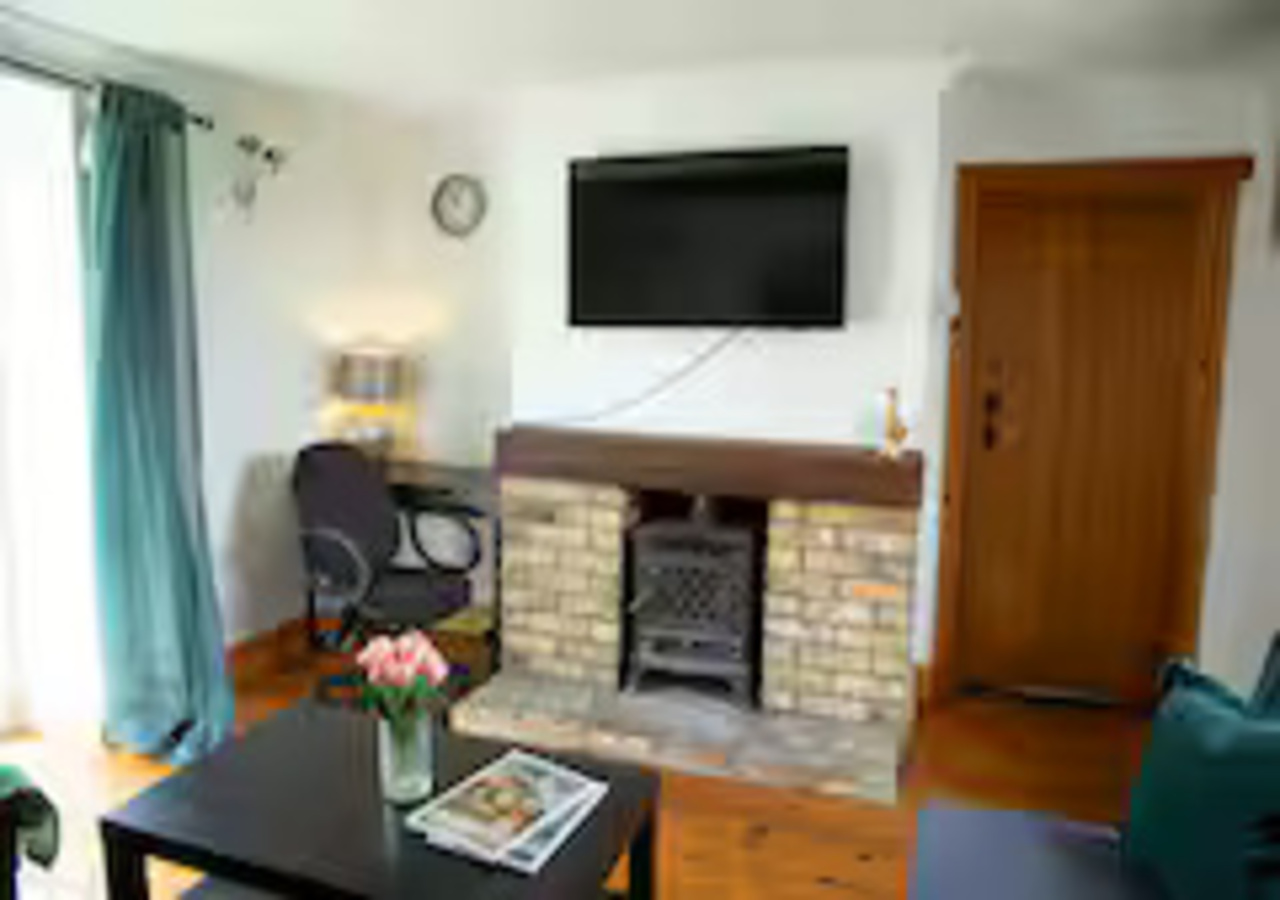 Pet-Friendly Kent Stay | Families & Contractors in 438 New Hythe Lane - Property image 51 - VivreStays