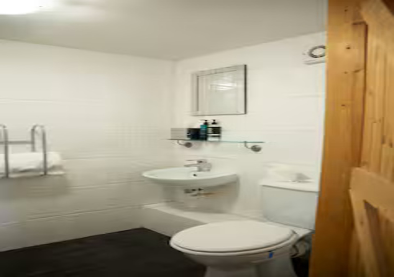 Pet-Friendly Kent Stay | Families & Contractors in 438 New Hythe Lane - Property image 38 - VivreStays