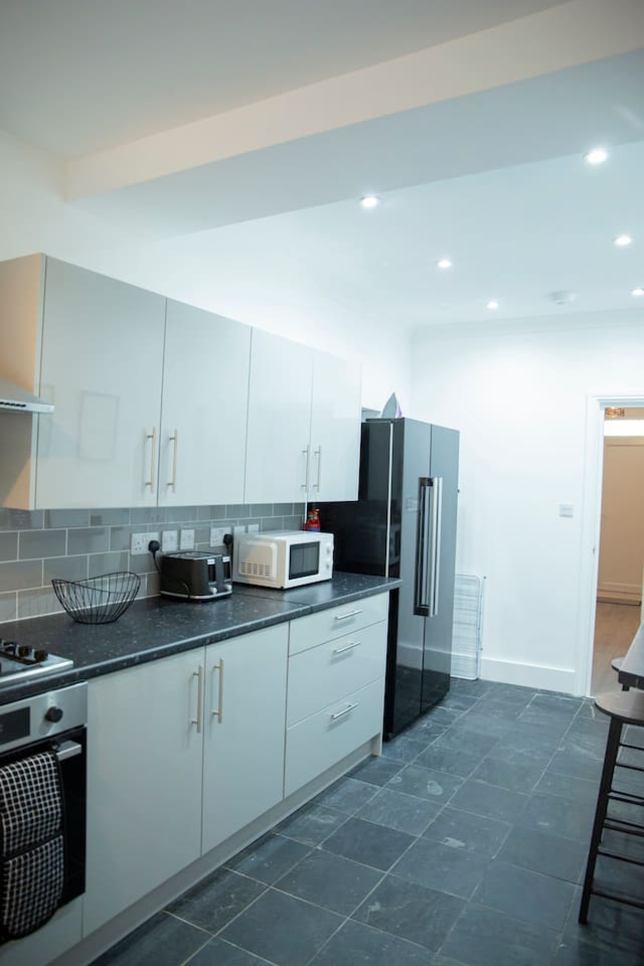Monochrome Maison - Maidstone Town with parking in 16 Saint Philip's Avenue - Property image 13 - VivreStays