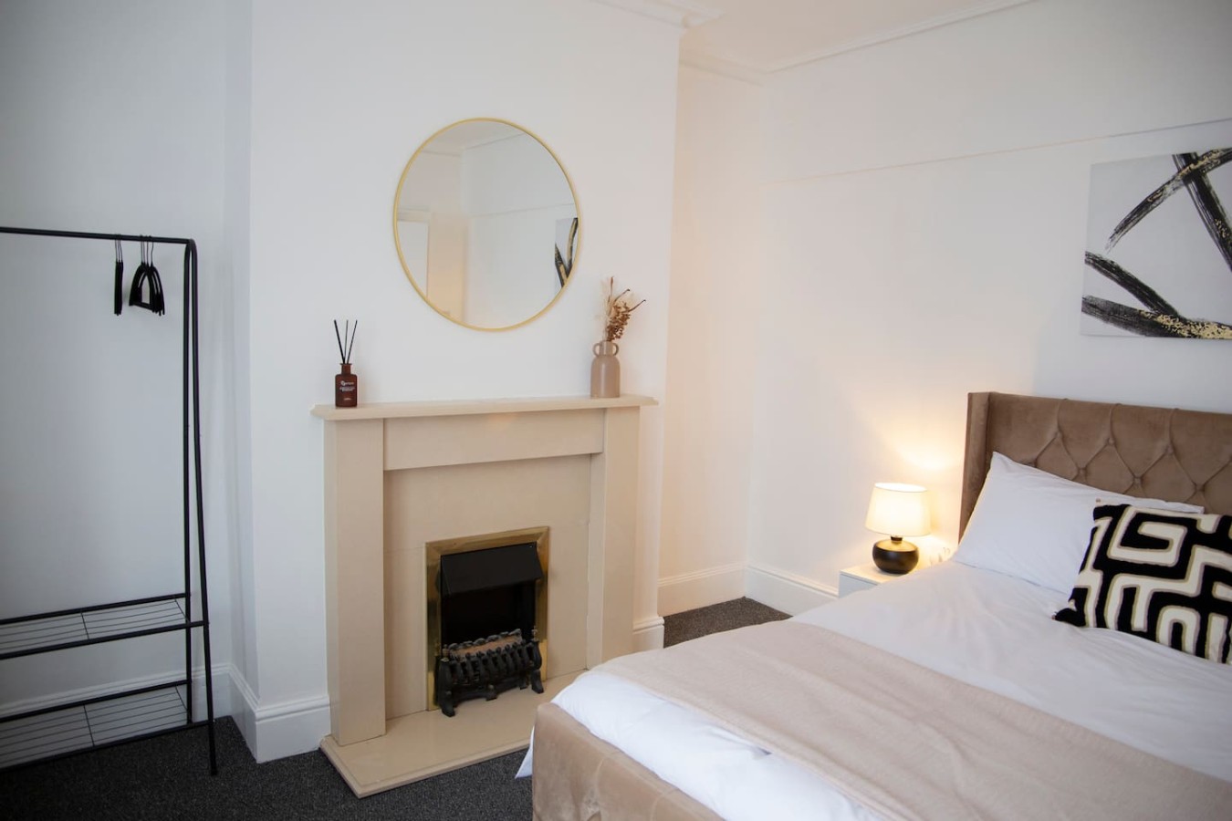 Monochrome Maison - Maidstone Town with parking in 16 Saint Philip's Avenue - Property image 25 - VivreStays