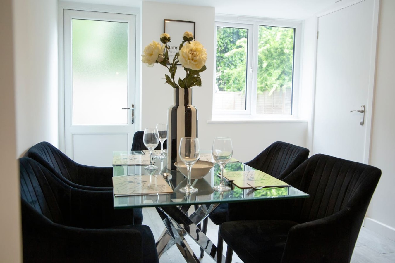 Monochrome Maison - Maidstone Town with parking in 16 Saint Philip's Avenue - Property image 8 - VivreStays