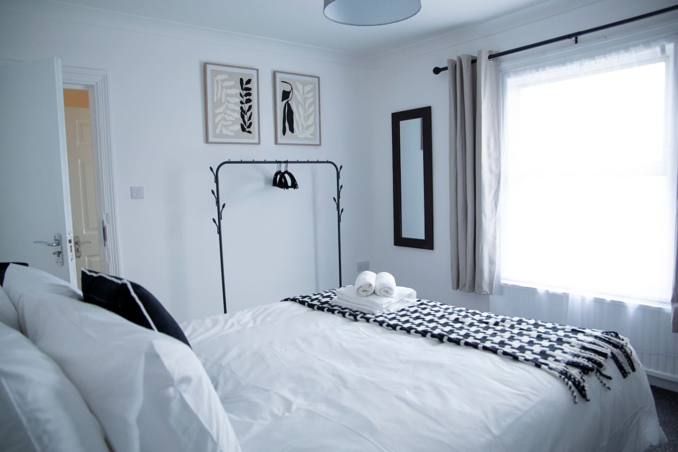 Monochrome Maison - Maidstone Town with parking in 16 Saint Philip's Avenue - Property image 9 - VivreStays
