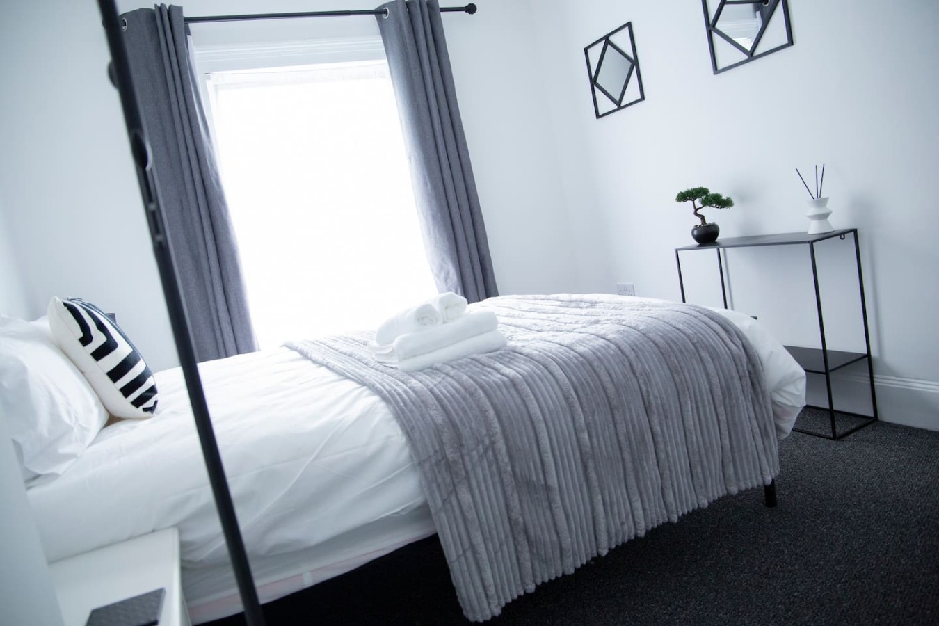 Monochrome Maison - Maidstone Town with parking in 16 Saint Philip's Avenue - Property image 18 - VivreStays