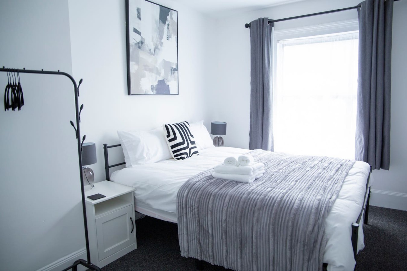 Monochrome Maison - Maidstone Town with parking in 16 Saint Philip's Avenue - Property image 3 - VivreStays
