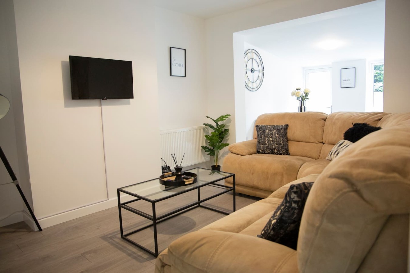 Monochrome Maison - Maidstone Town with parking in 16 Saint Philip's Avenue - Property image 5 - VivreStays