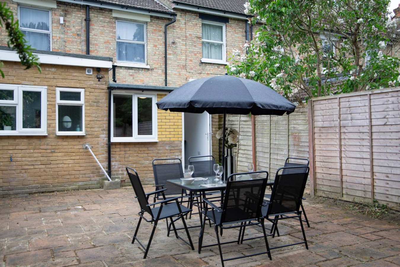 Monochrome Maison - Maidstone Town with parking in 16 Saint Philip's Avenue - Property image 7 - VivreStays