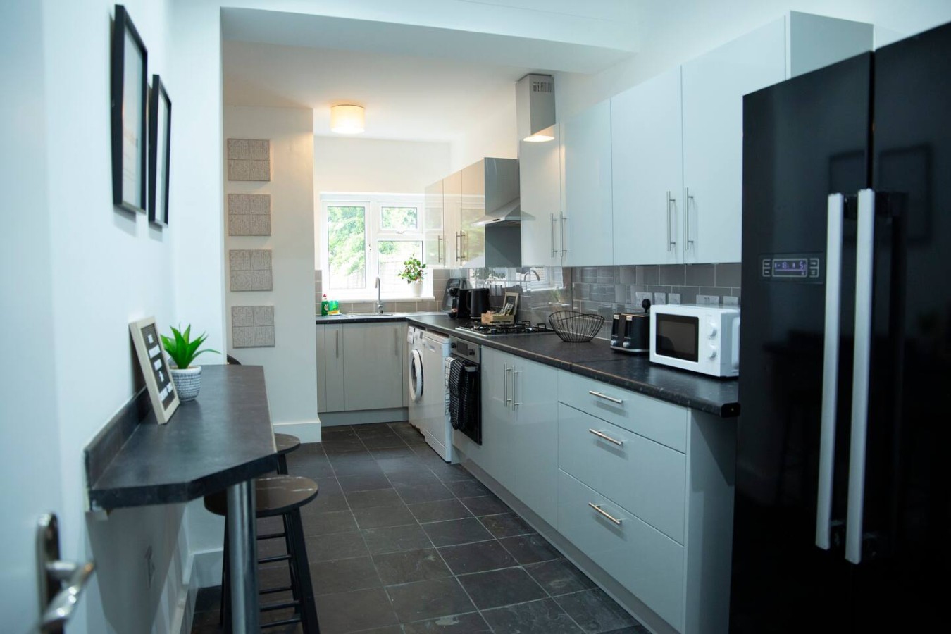 Monochrome Maison - Maidstone Town with parking in 16 Saint Philip's Avenue - Property image 14 - VivreStays