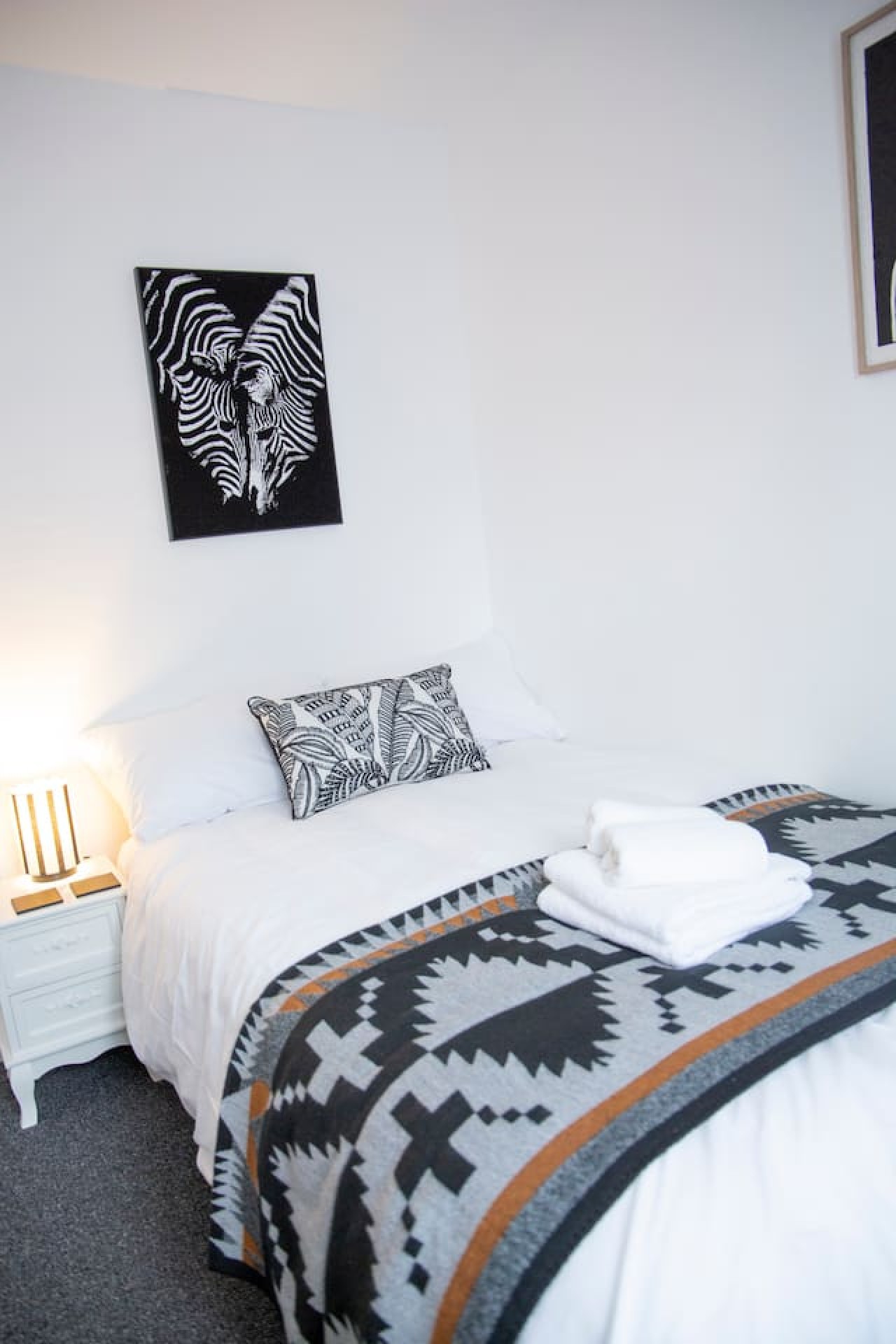Monochrome Maison - Maidstone Town with parking in 16 Saint Philip's Avenue - Property image 4 - VivreStays