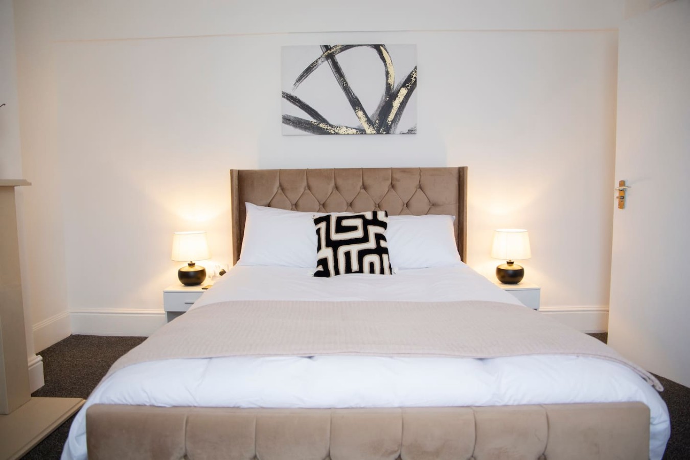 Monochrome Maison - Maidstone Town with parking in 16 Saint Philip's Avenue - Property image 2 - VivreStays