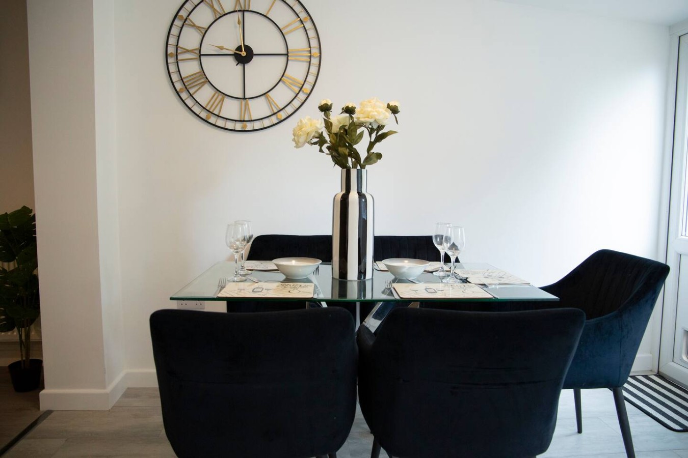 Monochrome Maison - Maidstone Town with parking in 16 Saint Philip's Avenue - Property image 12 - VivreStays