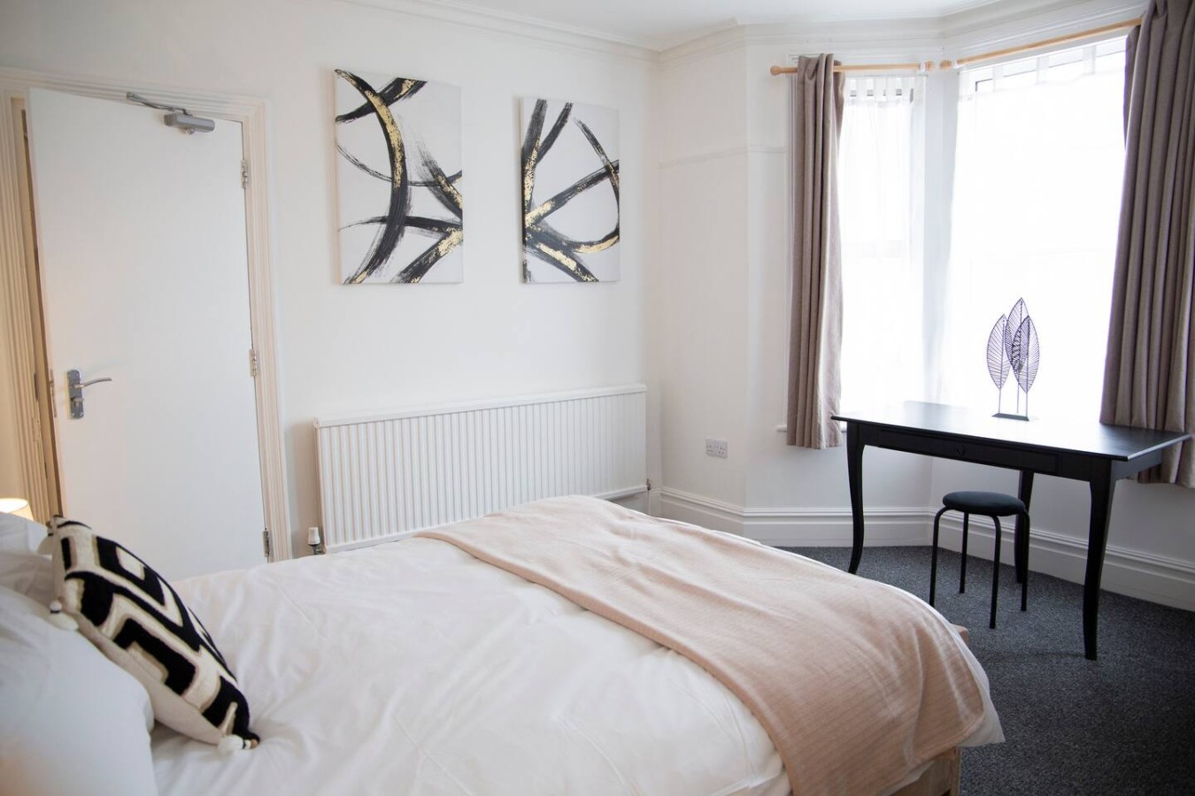 Monochrome Maison - Maidstone Town with parking in 16 Saint Philip's Avenue - Property image 26 - VivreStays
