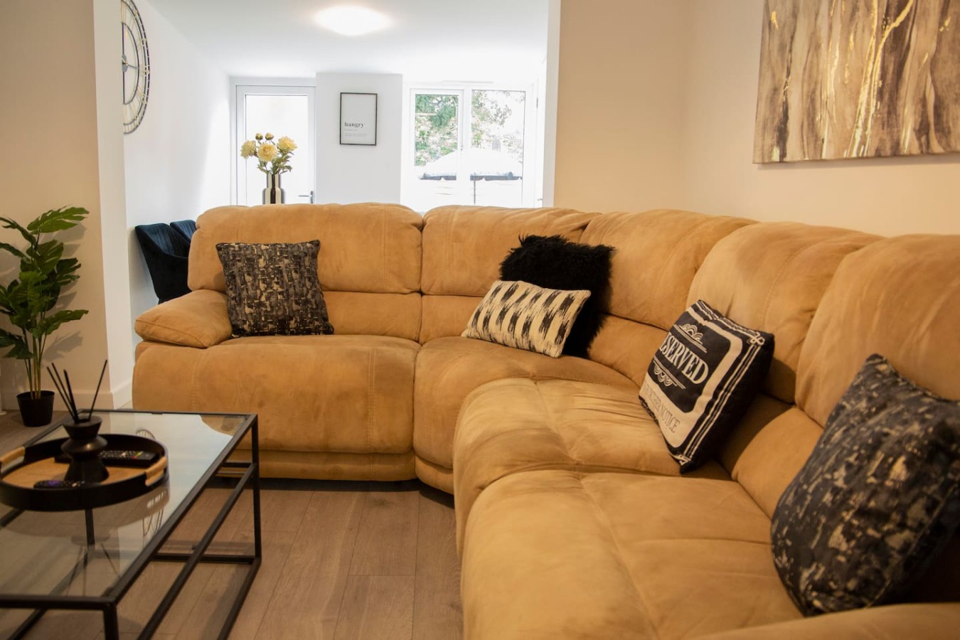Monochrome Maison - Maidstone Town with parking in 16 Saint Philip's Avenue - Property image 17 - VivreStays