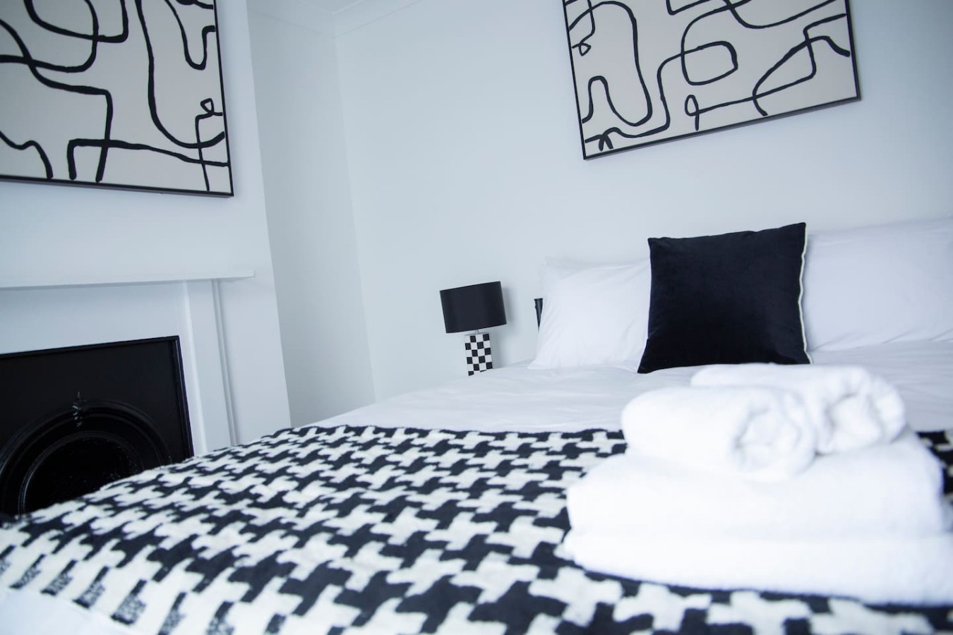 Monochrome Maison - Maidstone Town with parking in 16 Saint Philip's Avenue - Property image 23 - VivreStays