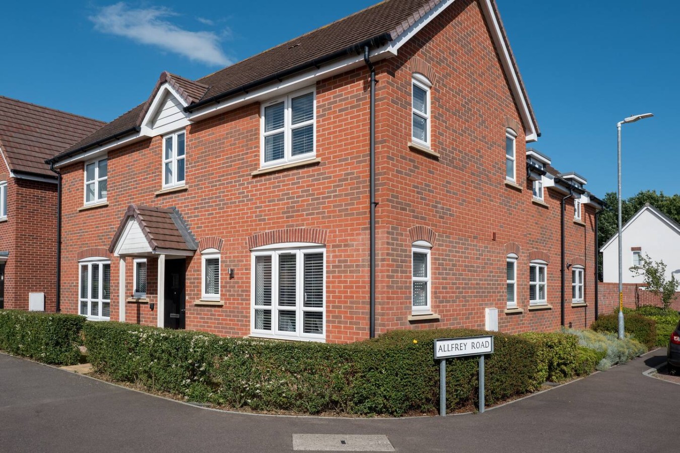 Geometric House - 5 Beds Maidstone - sleeps 10 in 13 Coleman Way - Property image 2 - VivreStays