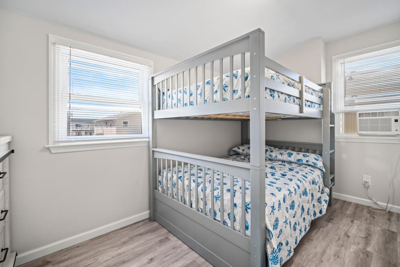 314 41st St- Unit 2 (top): Beach Getaway + Parking + 2 blocks to Beach!