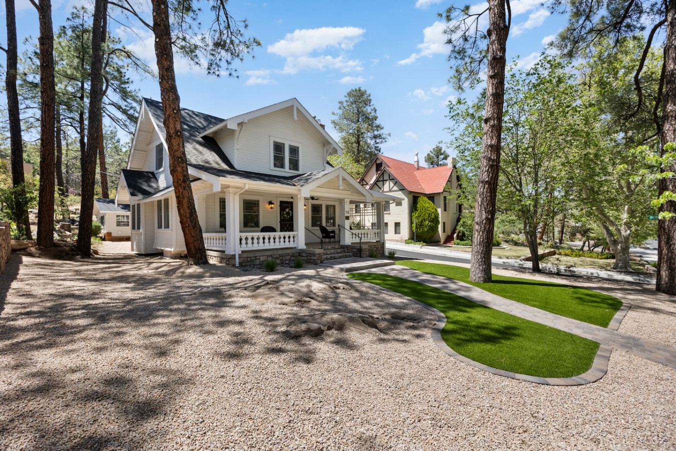 The 1925 Senators House- 100 Yr Old Home downtown!