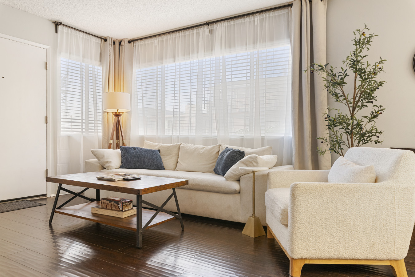 Partial Ocean View And Modern Amenities - Stylish Coastal Escape - Manhattan Beach, CA