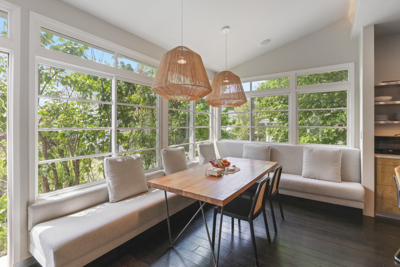 Architectural Sanctuary | Sunny Modern Convenient