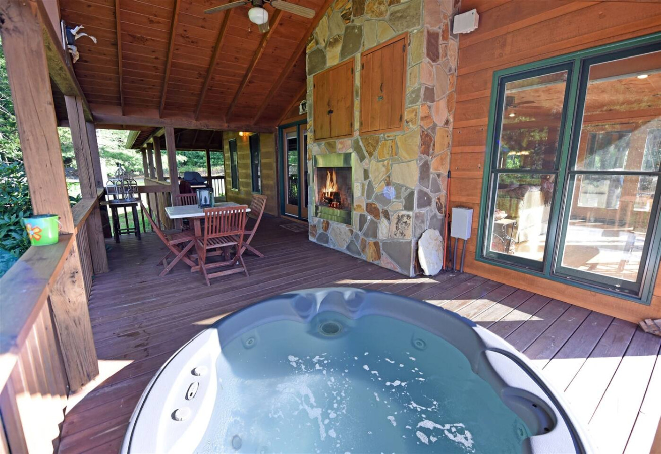 Golden Mountain Tops- Hot tub, Wi-Fi, seasonal view, firepit 4