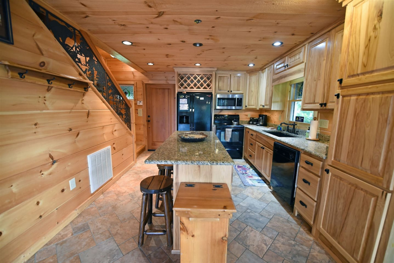 Golden Mountain Tops- Hot tub, Wi-Fi, seasonal view, firepit 5
