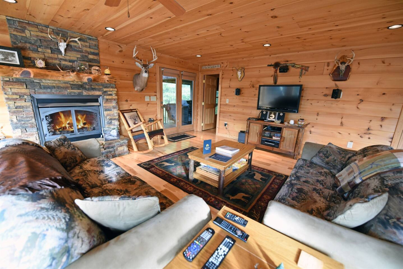 Golden Mountain Tops- Hot tub, Wi-Fi, seasonal view, firepit 2
