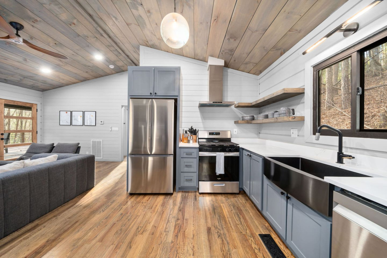 Peach and Plumeria |2BR Cabin Rental | Blue Ridge GA | Hot Tub, Outdoor Deck & Grill! 2