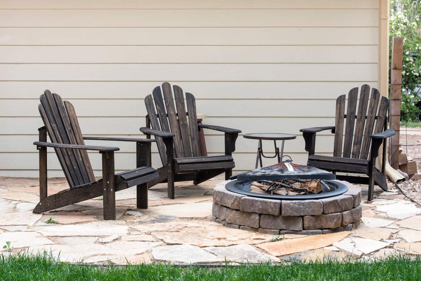 Outdoor fire pit