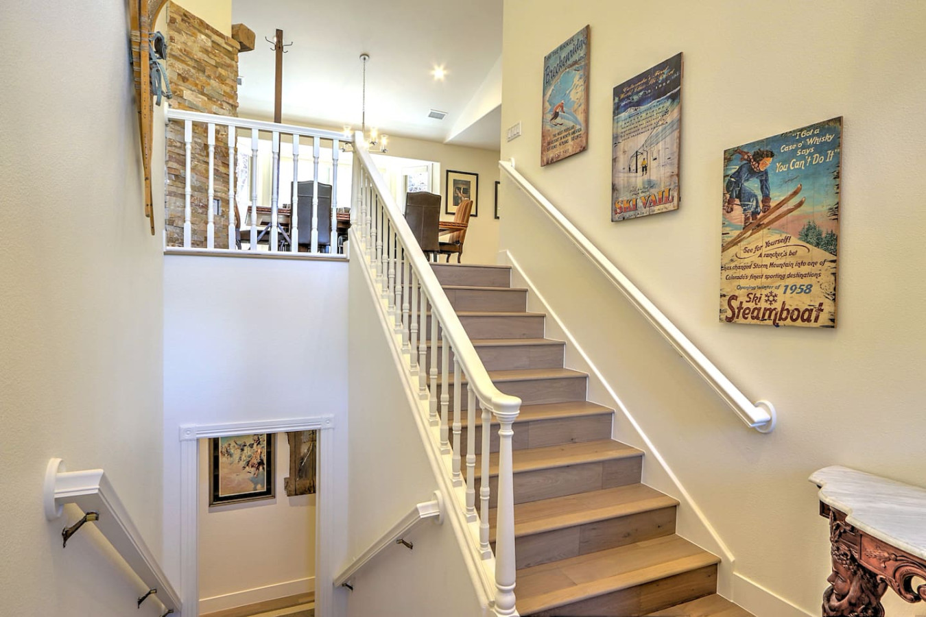 Entrance leading into dining room