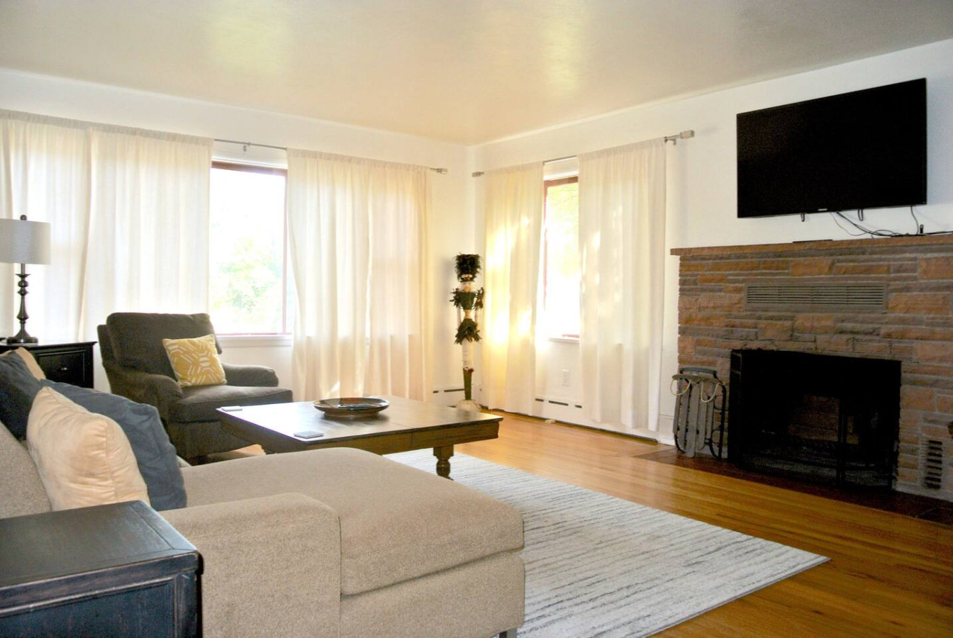 Living room (fireplace is inoperable)