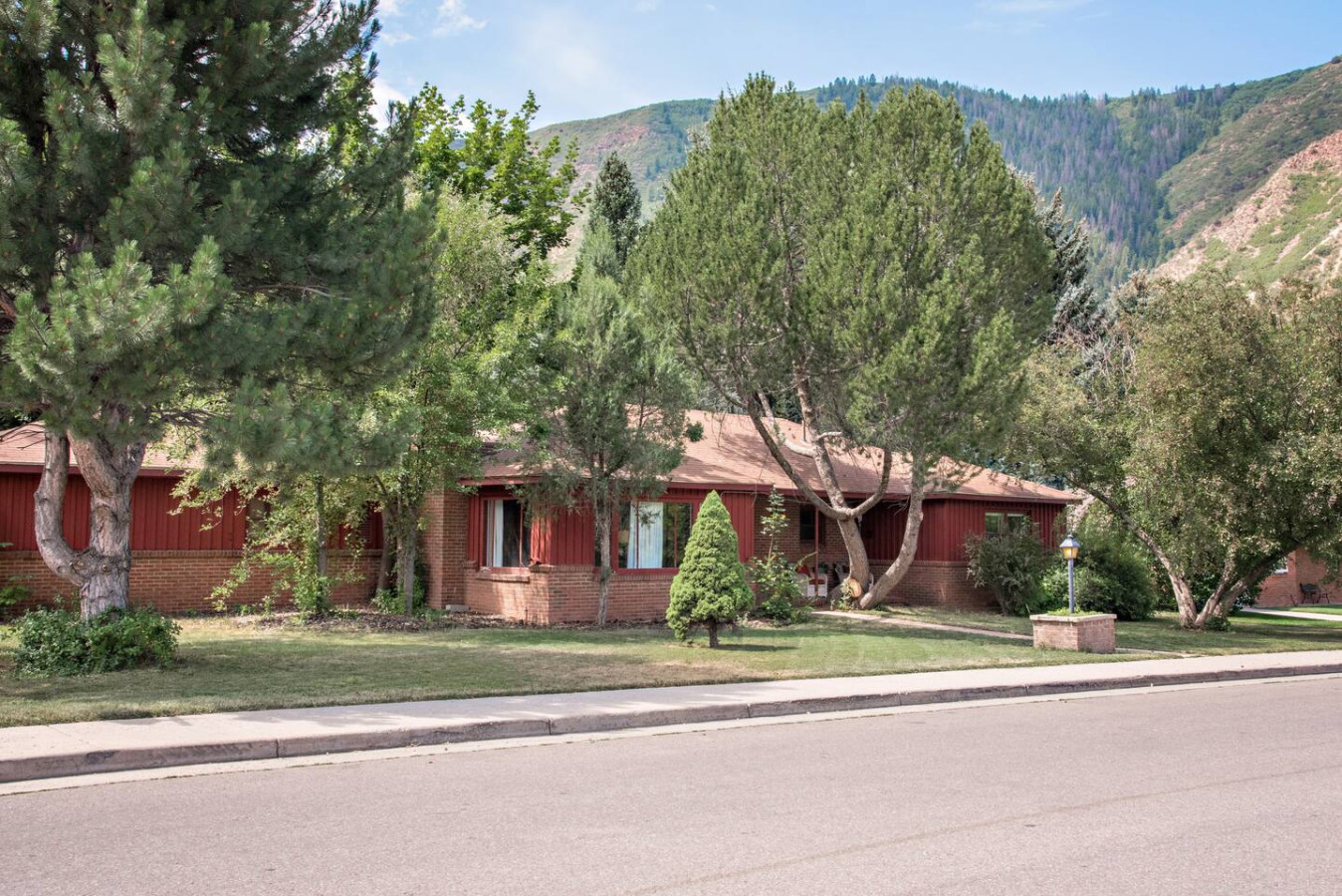 Family Home w Grill & Yard, Near Town,Dog Friendly