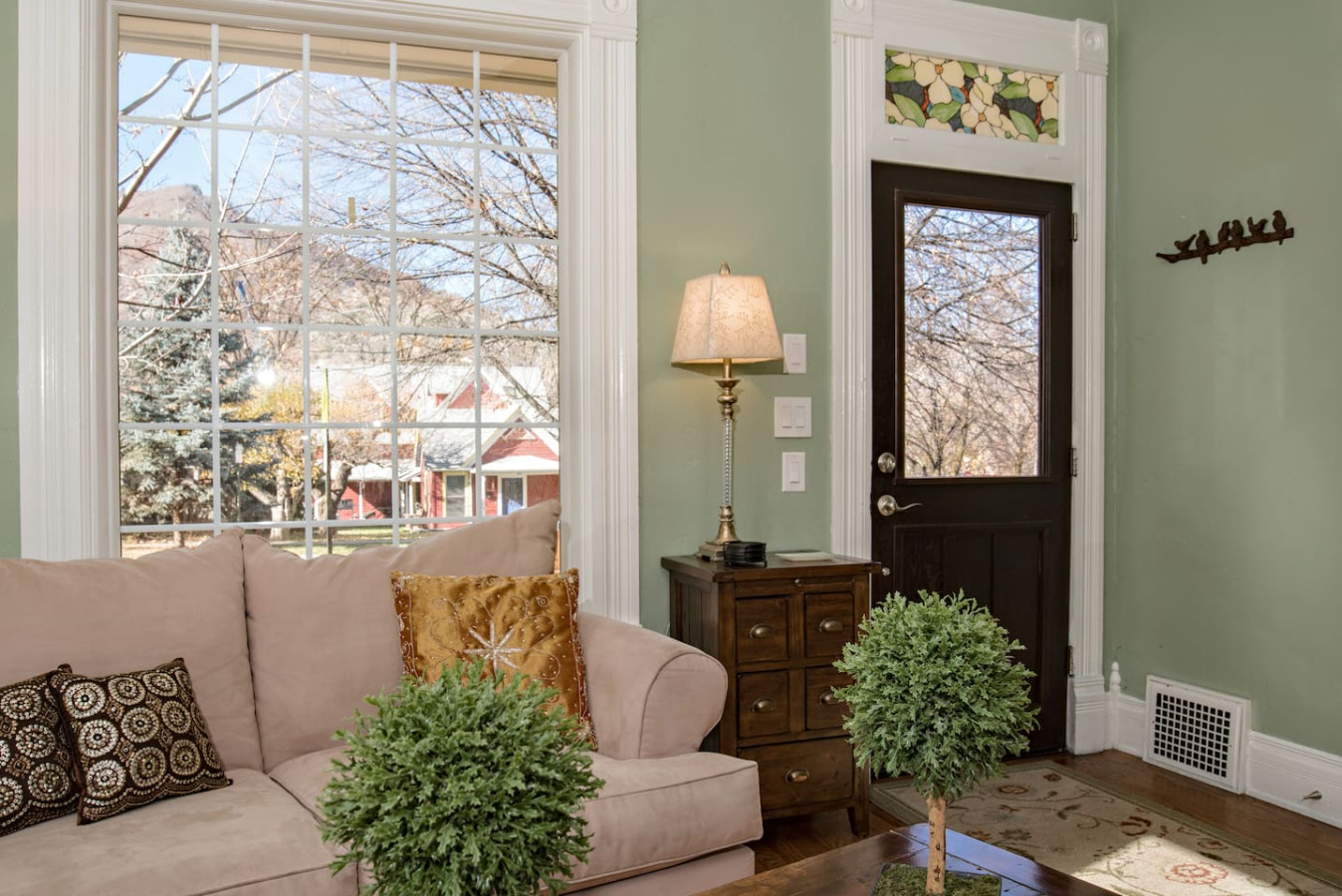 Beautiful Victorian Home in Downtown! Walk to Pool