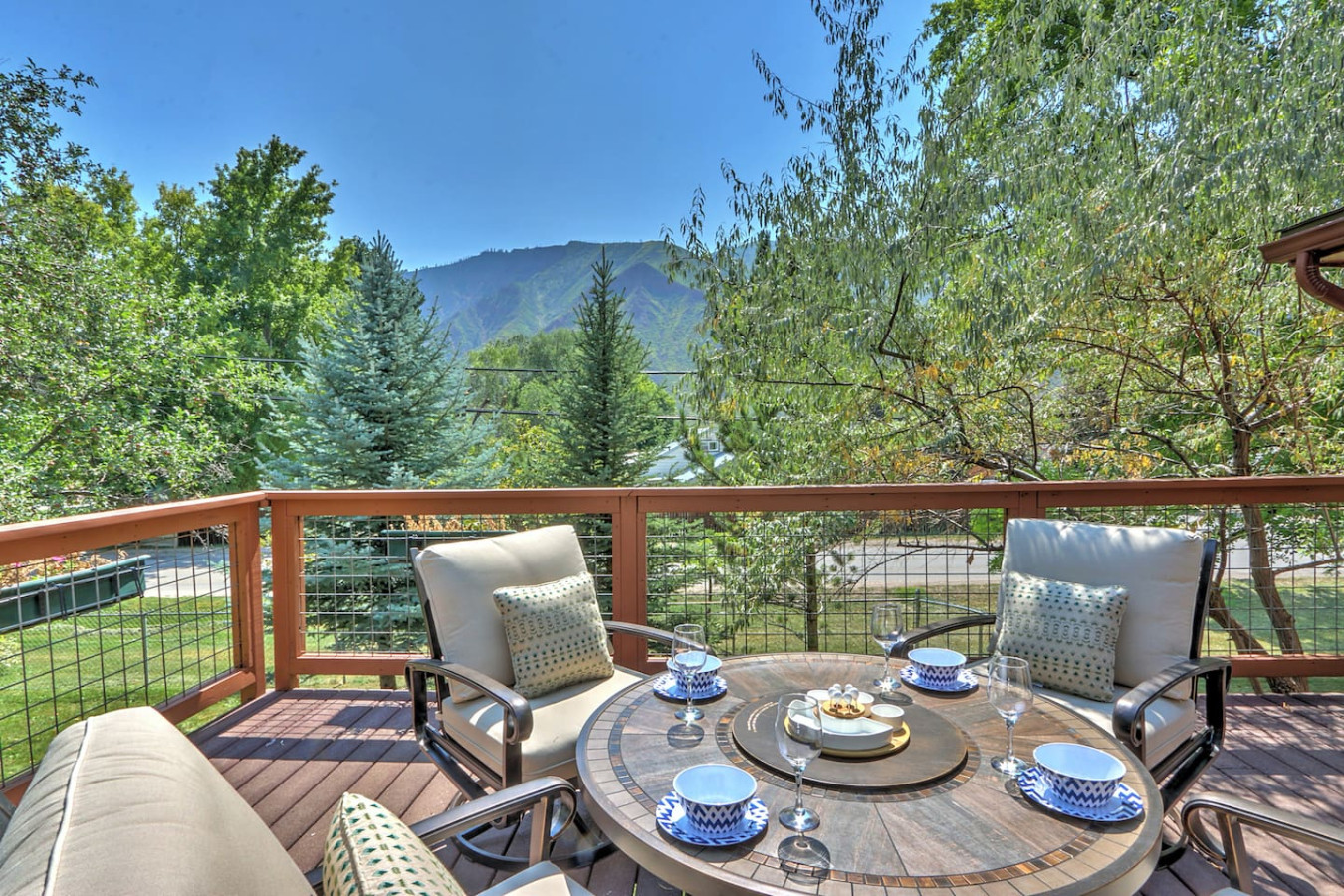 Cozy Home w/NEW Hot Tub &Large Deck,5Min to Pools!