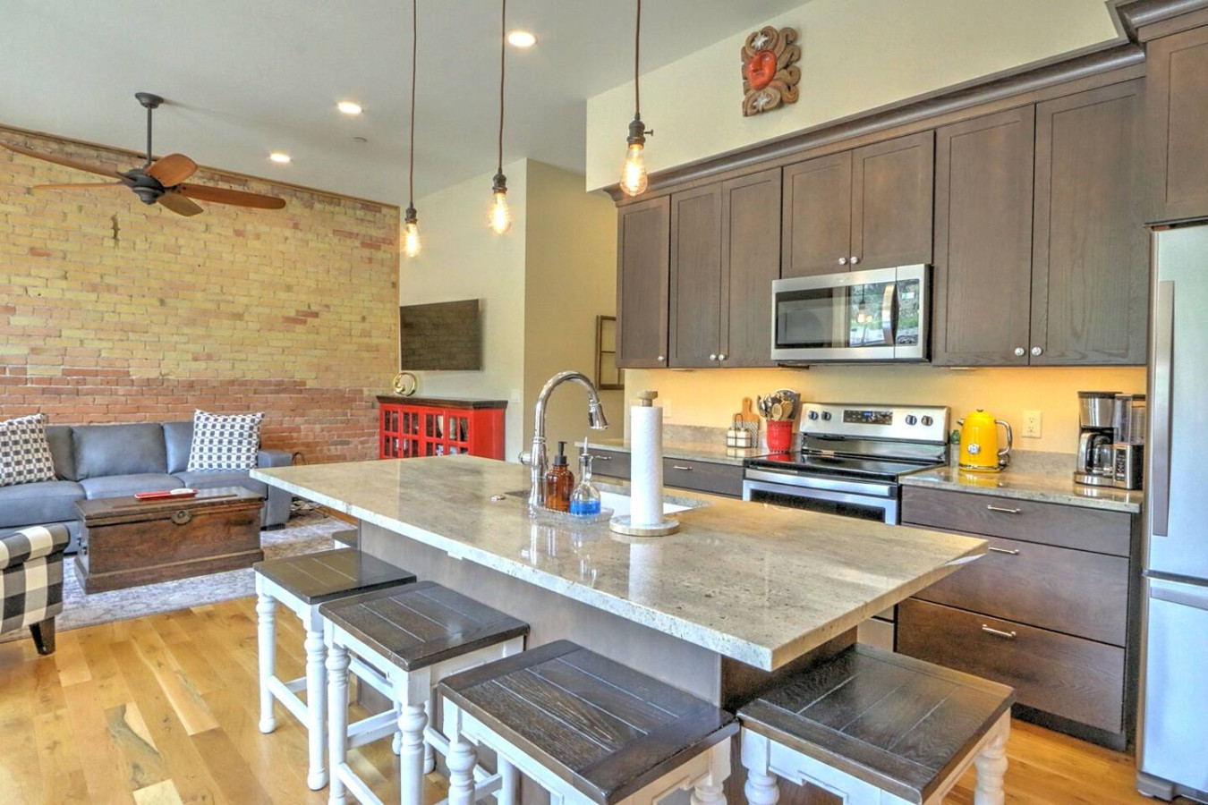 Well equipped kitchen with breakfast bar