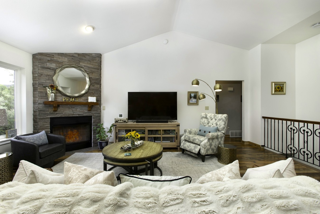 Spacious Home w/ River View,Hot Tub & Dog Friendly