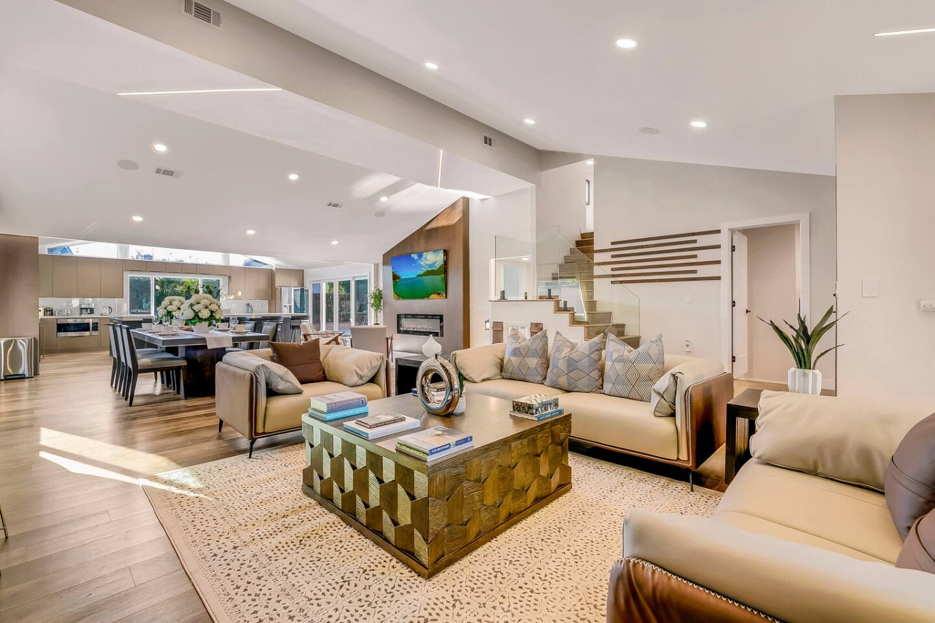 Spacious Backyard And Smart Amenities - Charming Southern California Oasis - Santa Ana, CA