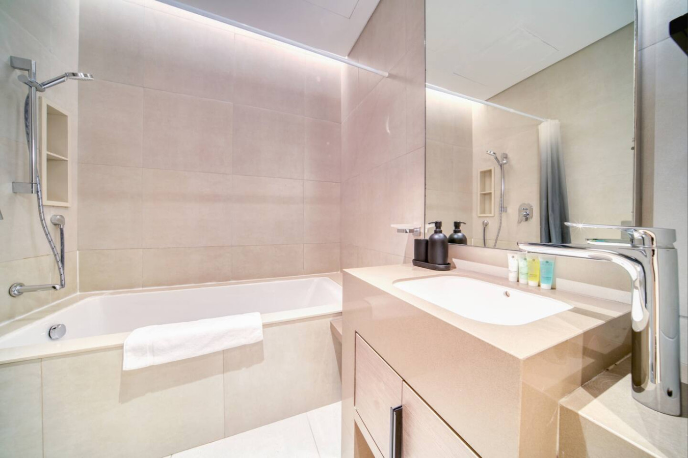 Address Beach Resort 1BR w/Pvt Beach &Steps to JBR
