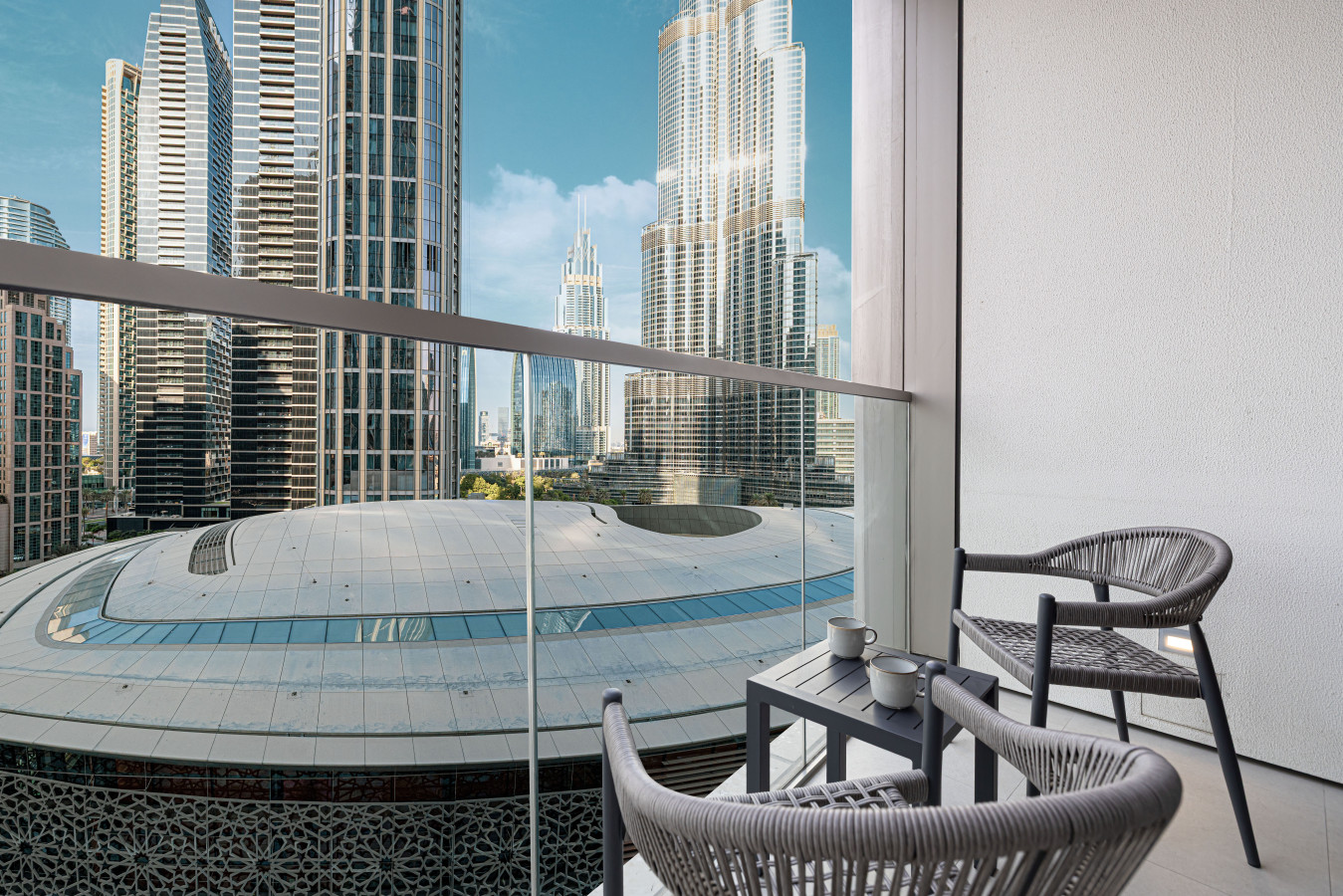 Chic 2BR | Walk to Dubai Mall | Burj Khalifa Views