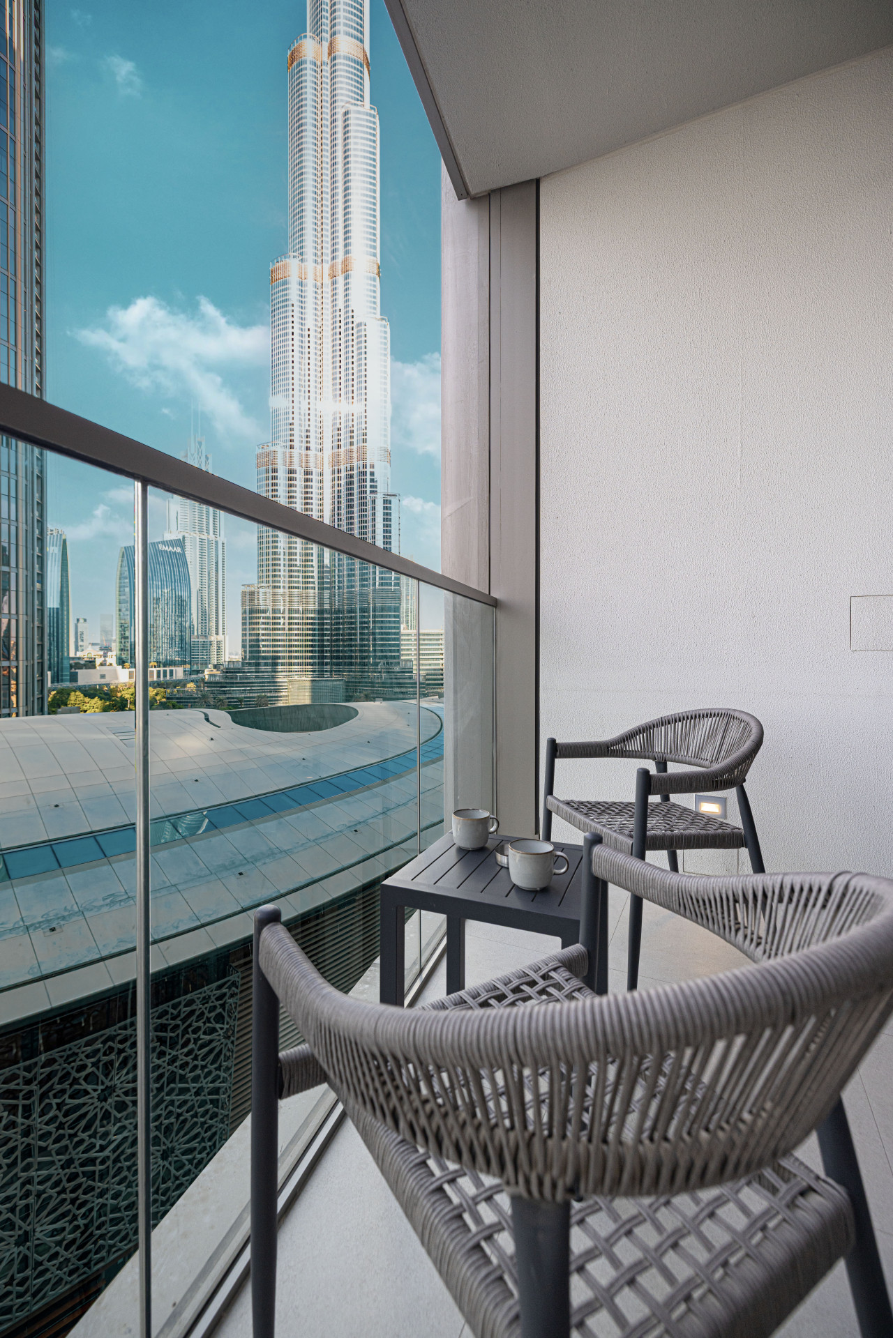 Chic 2BR | Walk to Dubai Mall | Burj Khalifa Views