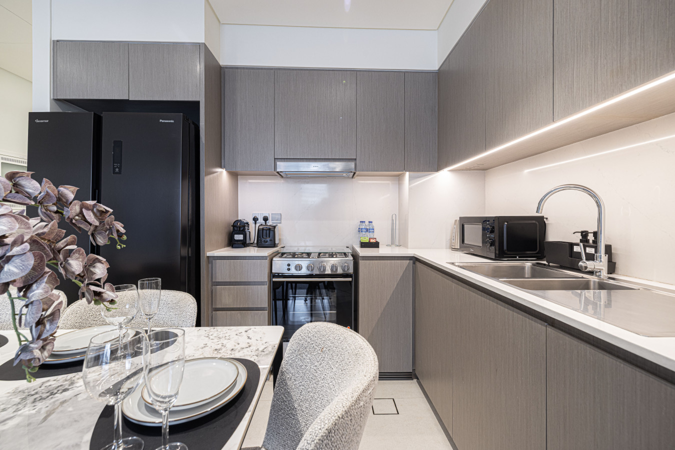 Chic 2BR | Walk to Dubai Mall | Burj Khalifa Views