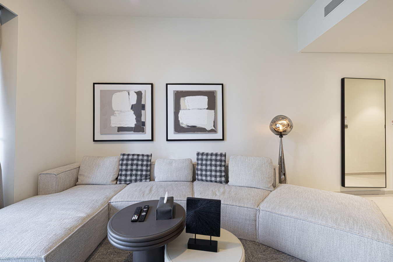 Chic 2BR | Walk to Dubai Mall | Burj Khalifa Views