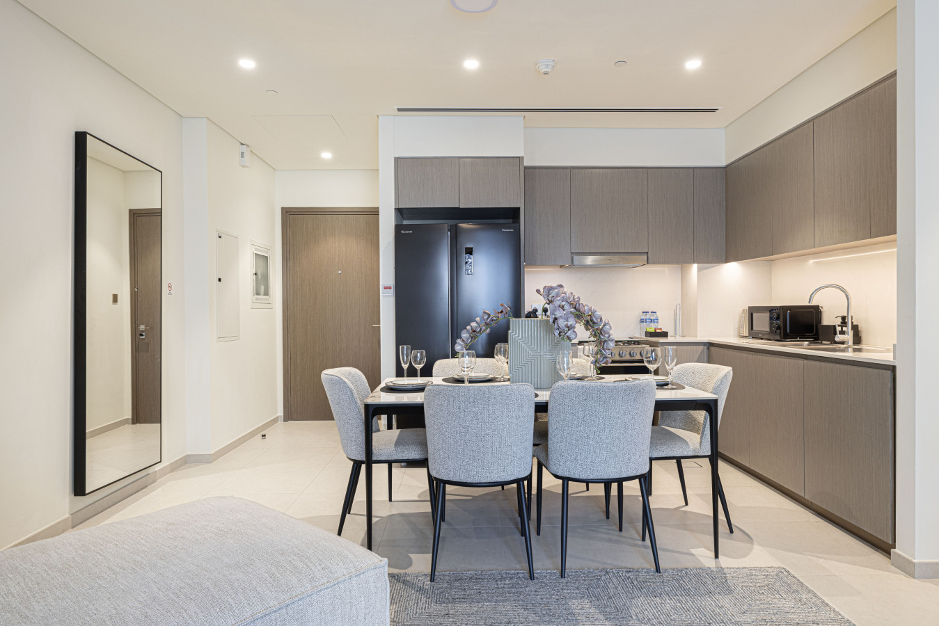 Chic 2BR | Walk to Dubai Mall | Burj Khalifa Views