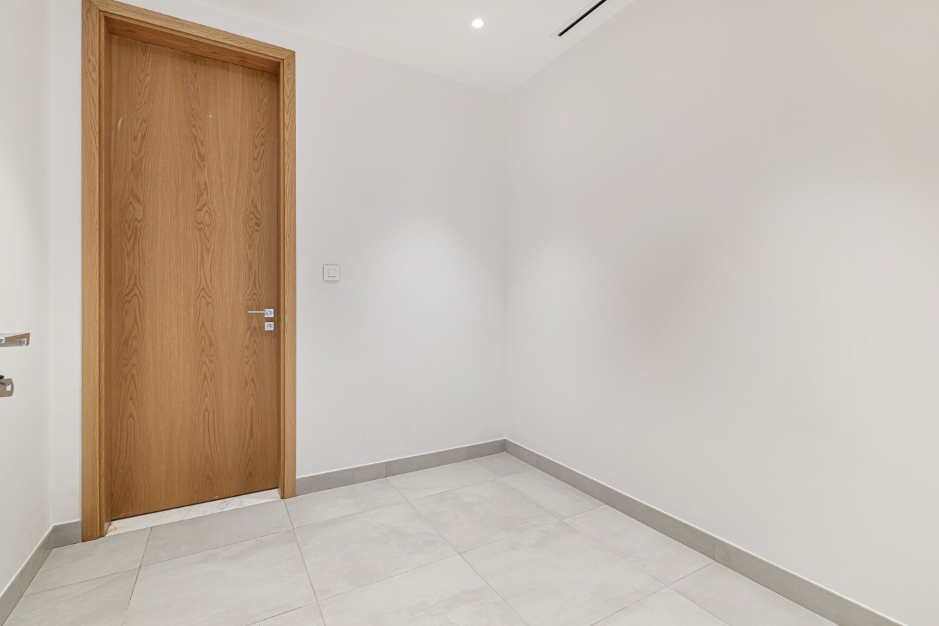 This is a maid’s room, which can also be used as a storage room. If requested, we can provide an extra bed and wardrobe to make it suitable for a maid’s room.