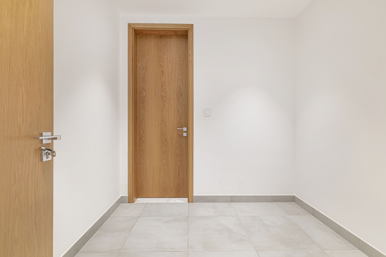 This is a maid’s room, which can also be used as a storage room. If requested, we can provide an extra bed and wardrobe to make it suitable for a maid’s room.